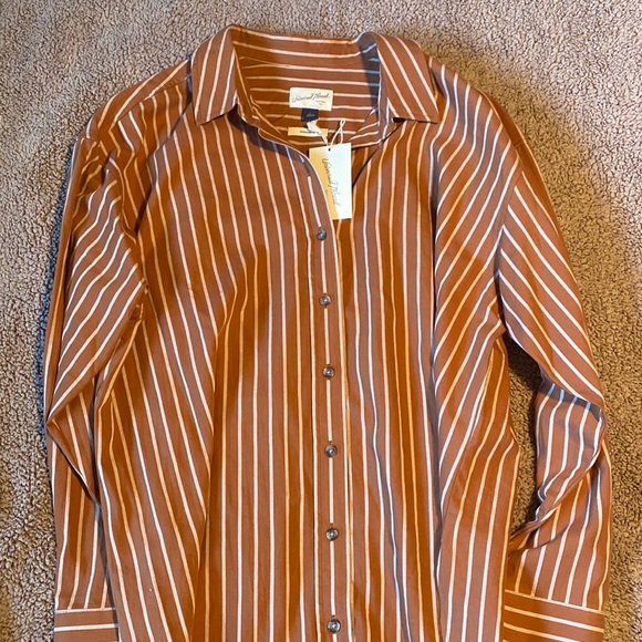 Universal Thread Tops - Button up blouse